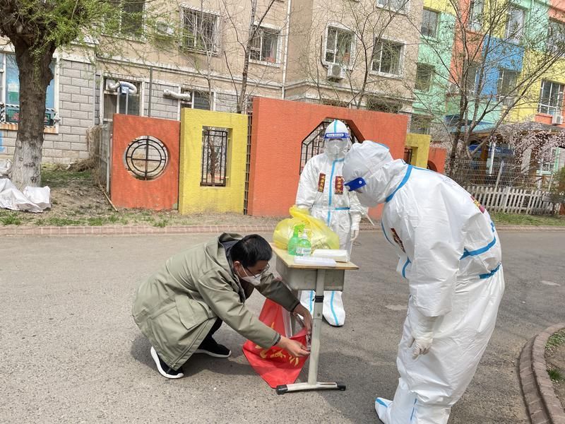 西安市第九医院援吉林核酸采样队领队金航军:每天最重要的事就是把大家健康送去平安接回 西安市第九医院援吉林核酸采样队领队金航军:每天最重要的事就是把大家健康送去平安接回