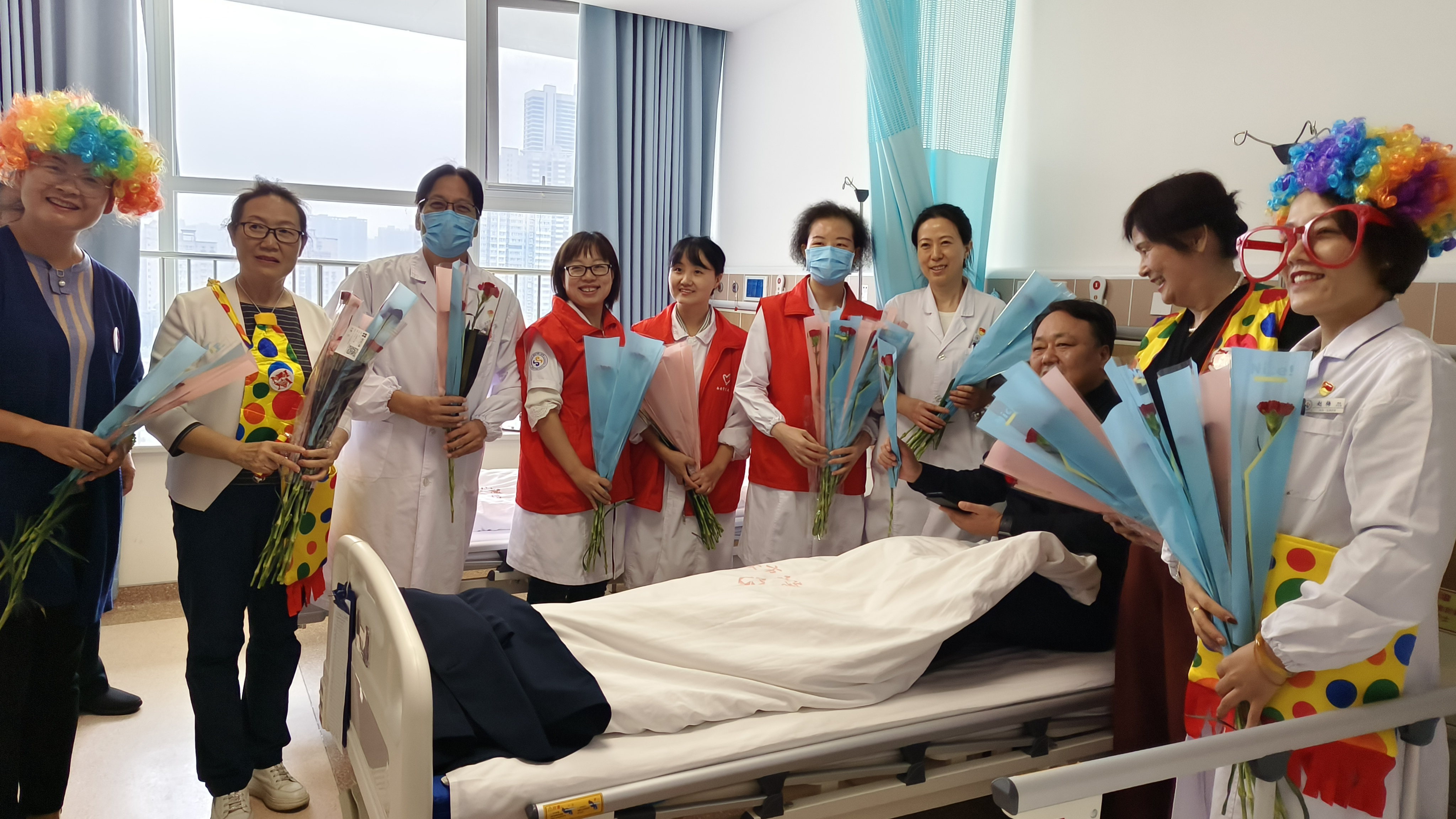 “敬老爱老过重阳,共筑健康夕阳红”--西安市第九医院志愿者团队开展重阳节送祝福活动 “敬老爱老过重阳,共筑健康夕阳红”--西安市第九医院志愿者团队开展重阳节送祝福活动
