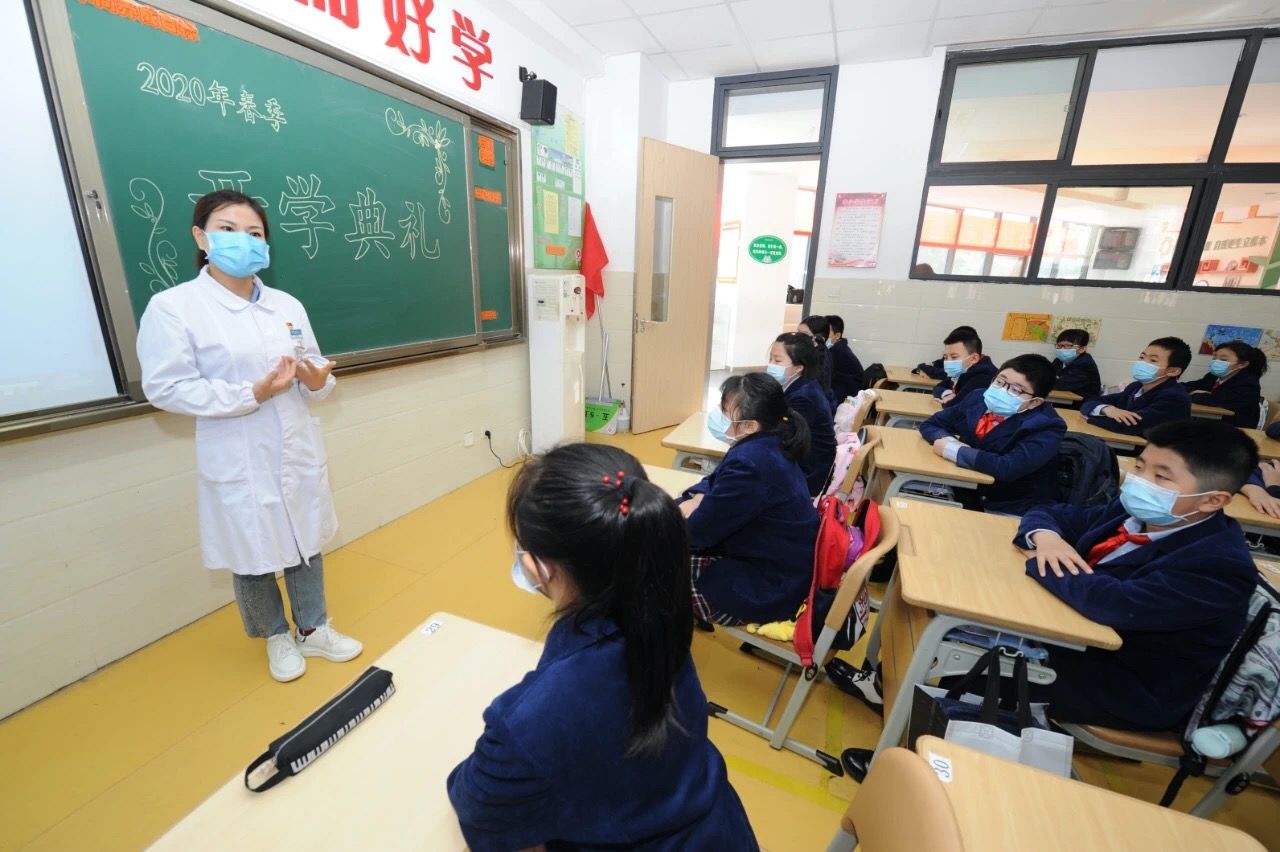 西安市第九医院驰援武汉医疗队队员张安娜为西安经开第一学校学生做开学演讲