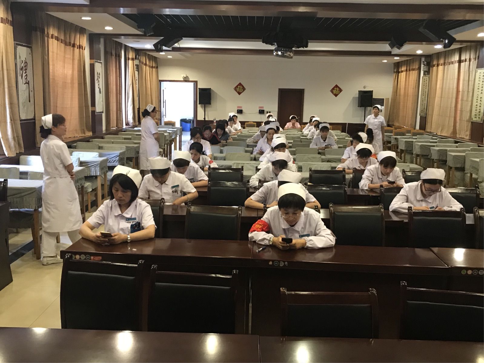 降低成本提效率，护理部使用“e答”电子化考试系统进行2季度三基考核