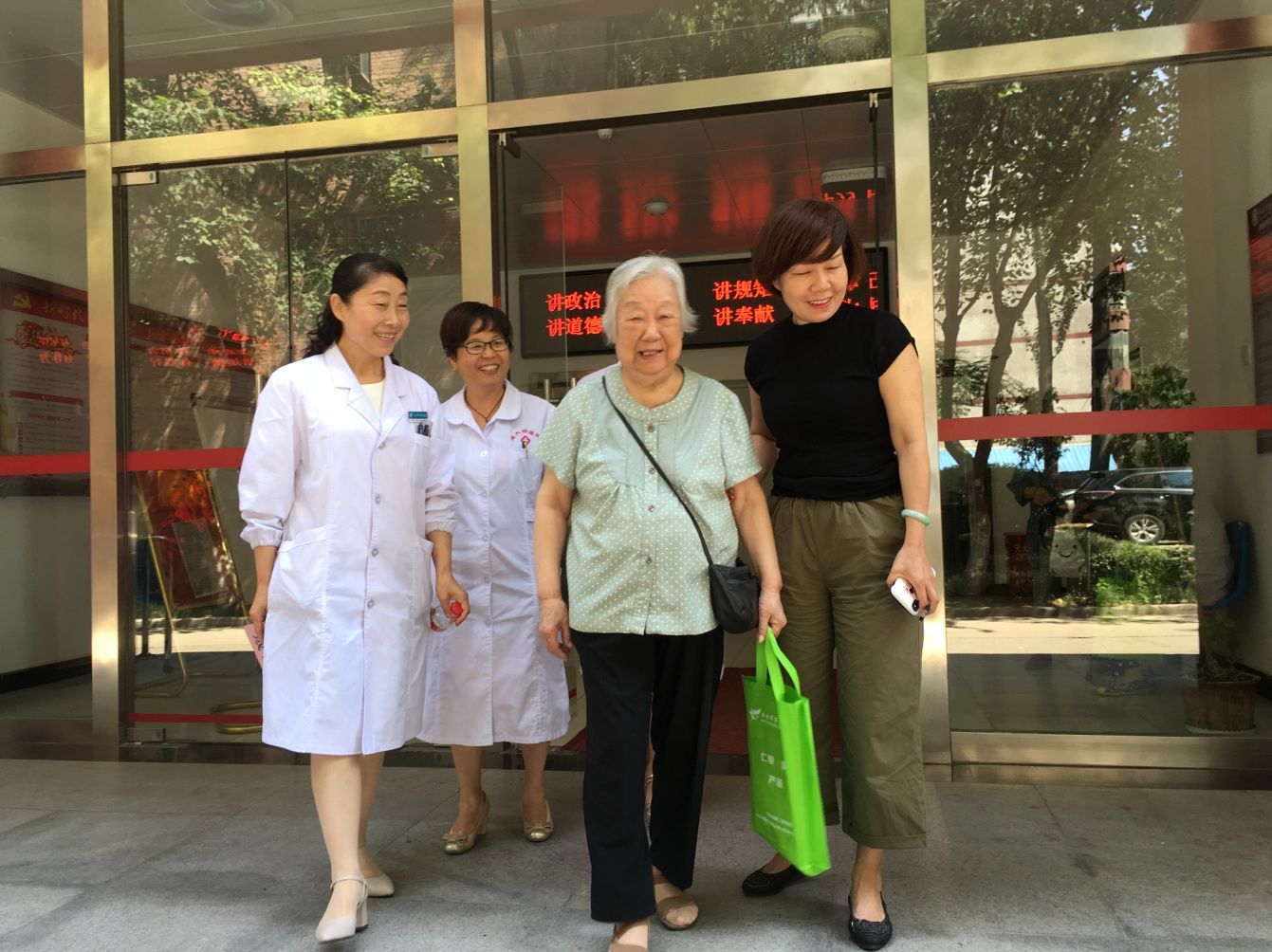 秋意送微凉 天使送健康 ——市九院携手建大校医院开展“服务百姓健康行动”义诊宣教活动