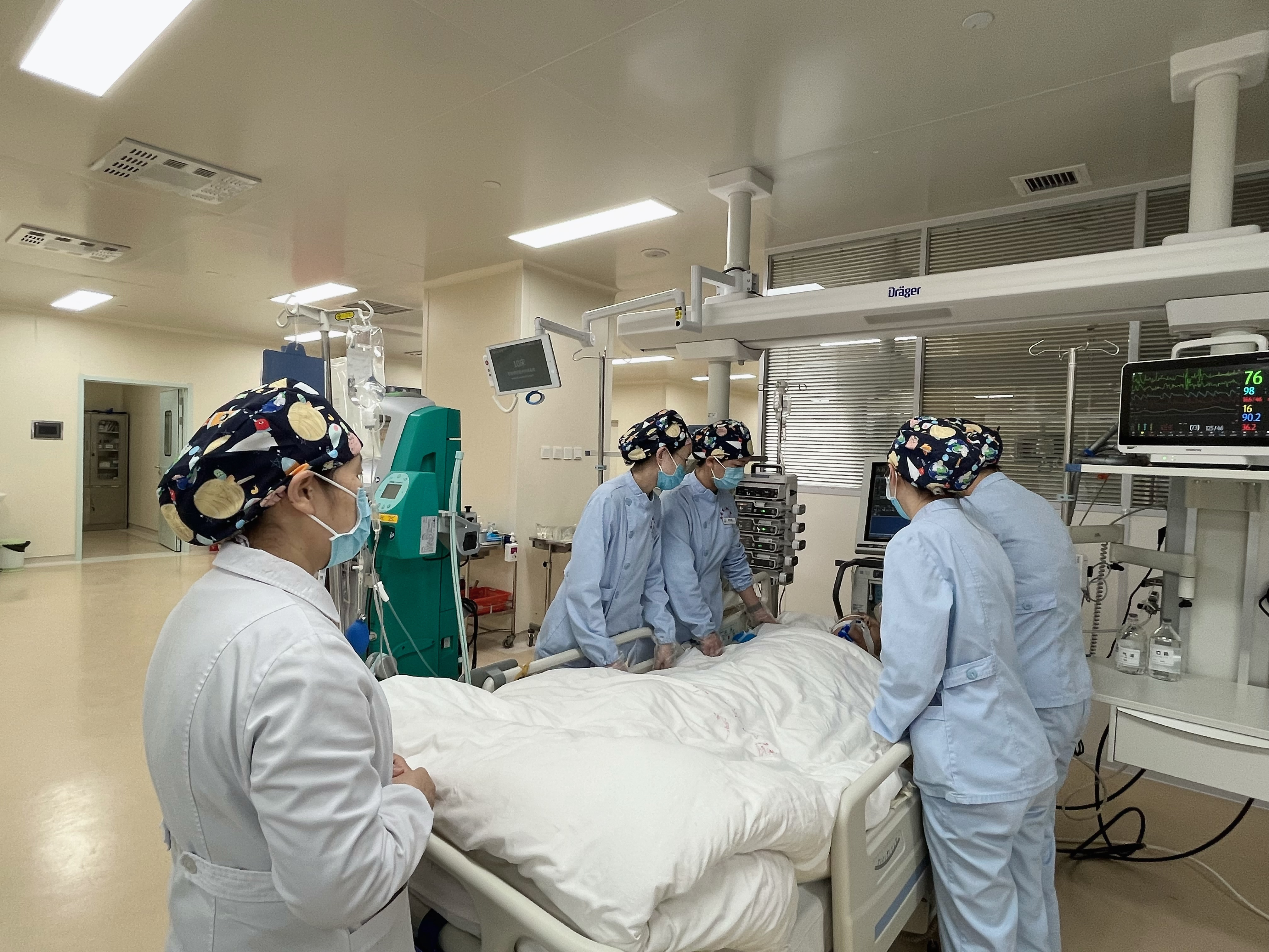 科室动态 | 重症医学科危重患者的床头交接班 科室动态 | 重症医学科危重患者的床头交接班