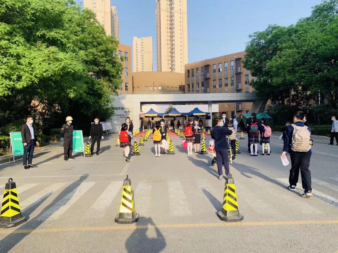 西安市第九医院驰援武汉医疗队队员张安娜为西安经开第一学校学生做开学演讲