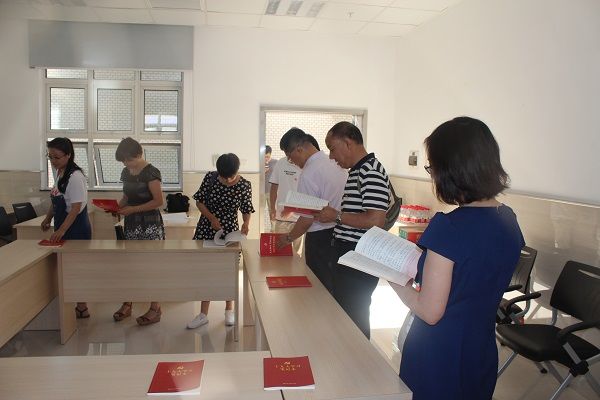 西安市第九医院党员干部学习观摩十九大和党章笔记