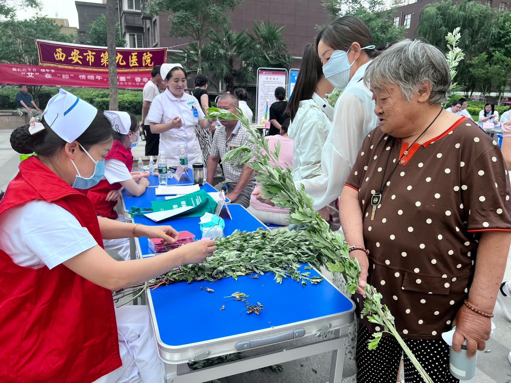 “艾”在“粽”情端午,“囊”香幸福新城 ——西安市第九医院大型义诊活动 “艾”在“粽”情端午,“囊”香幸福新城 ——西安市第九医院大型义诊活动