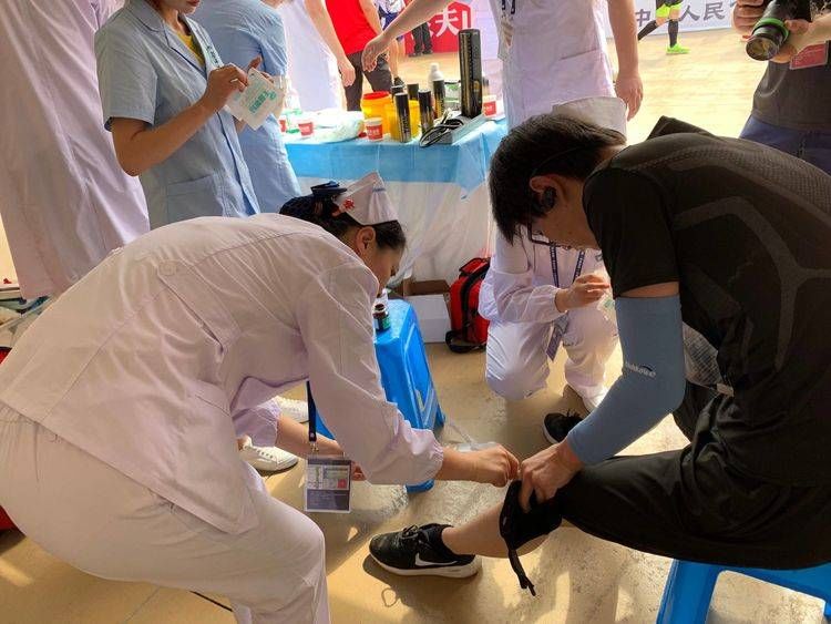 西安市第九医院圆满完成2019年曲江国际马拉松医疗保障任务 西安市第九医院圆满完成2019年曲江国际马拉松医疗保障任务