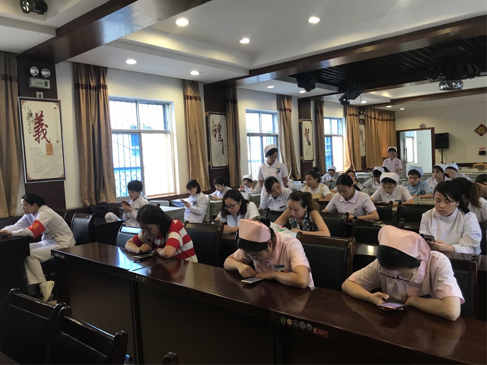 降低成本提效率，护理部使用“e答”电子化考试系统进行2季度三基考核