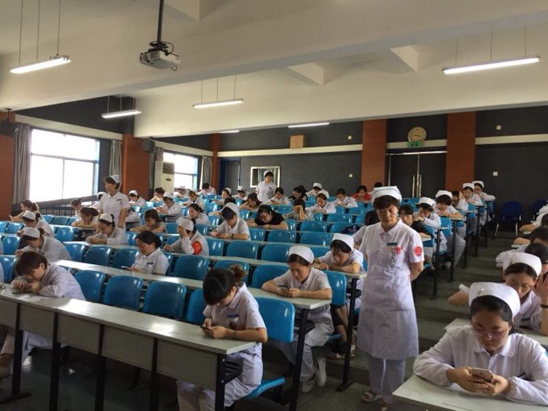 降低成本提效率，护理部使用“e答”电子化考试系统进行2季度三基考核