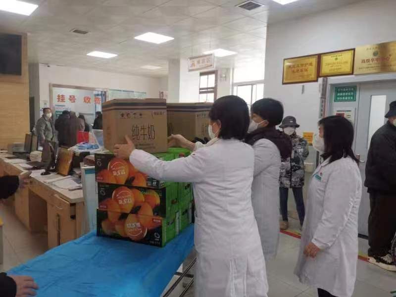 【情系职工】医院慰问坚守一线的医护人员 【情系职工】医院慰问坚守一线的医护人员