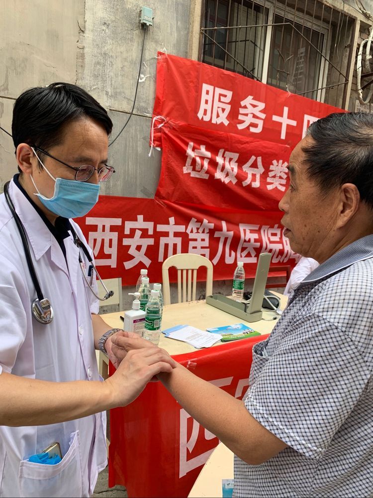 真情服务暖民心——义诊活动进社区 真情服务暖民心——义诊活动进社区