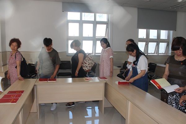 西安市第九医院党员干部学习观摩十九大和党章笔记