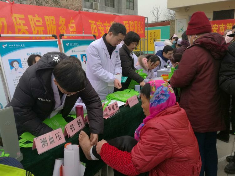 西安市第九医院参加西安市文化科技卫生“卫生计生三下乡”义诊送医送药活动 西安市第九医院参加西安市文化科技卫生“卫生计生三下乡”义诊送医送药活动