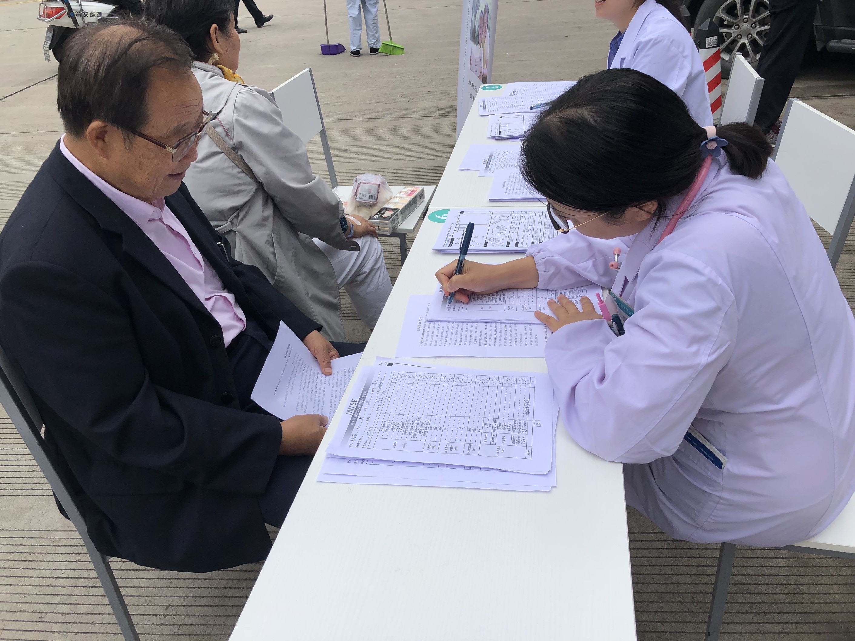 关注记忆 关爱老人 ——市九院举办阿尔茨海默病宣传月义诊活动
