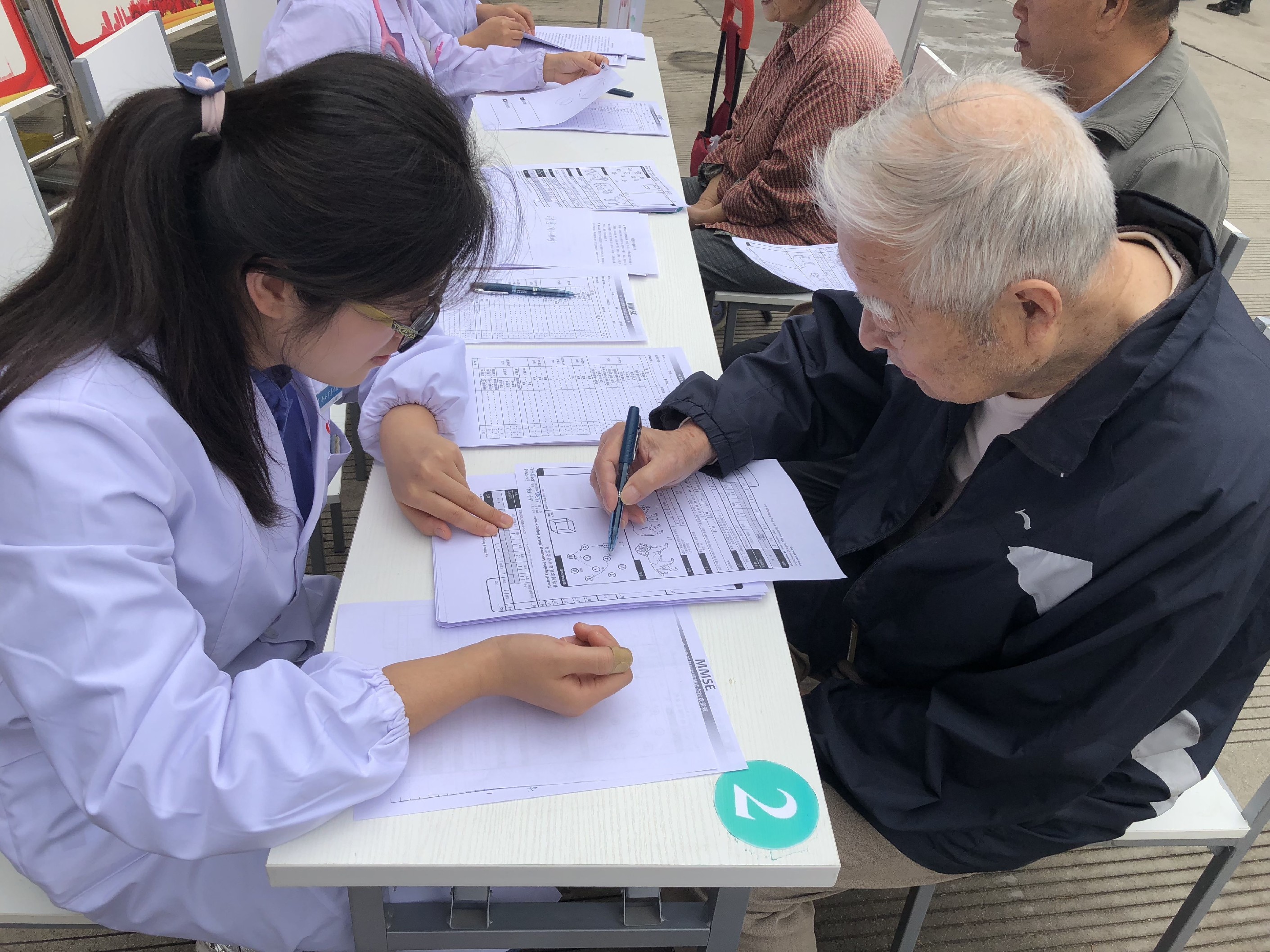 关注记忆 关爱老人 ——市九院举办阿尔茨海默病宣传月义诊活动