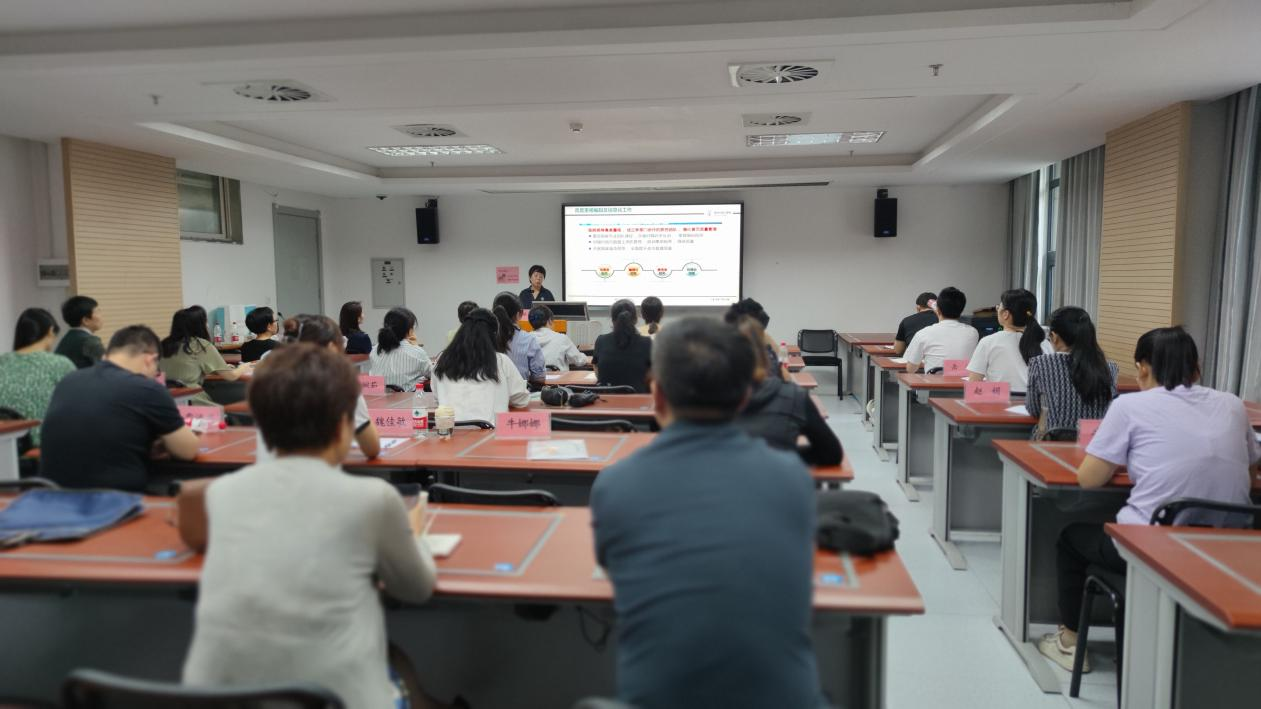 黄艳丽受邀对参加省级公立医院财务人员培训班的学员进行《业财融合促进医院高质量发展》专题讲座 黄艳丽受邀对参加省级公立医院财务人员培训班的学员进行《业财融合促进医院高质量发展》专题讲座
