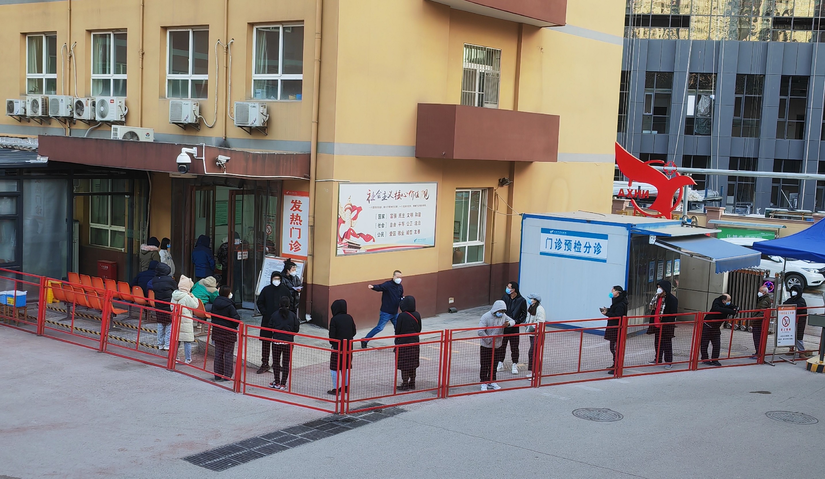市九院白衣战士,直面病毒,坚守阵地 市九院白衣战士,直面病毒,坚守阵地