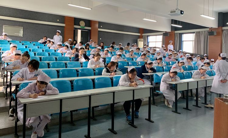 “强理论 抓基础 重提高”——西安市第九医院护理人员2019年第三季度三基理论考试纪实 “强理论 抓基础 重提高”——西安市第九医院护理人员2019年第三季度三基理论考试纪实