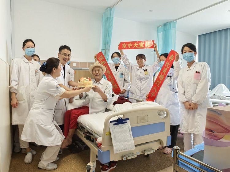 百岁老人的特殊生日 百岁老人的特殊生日