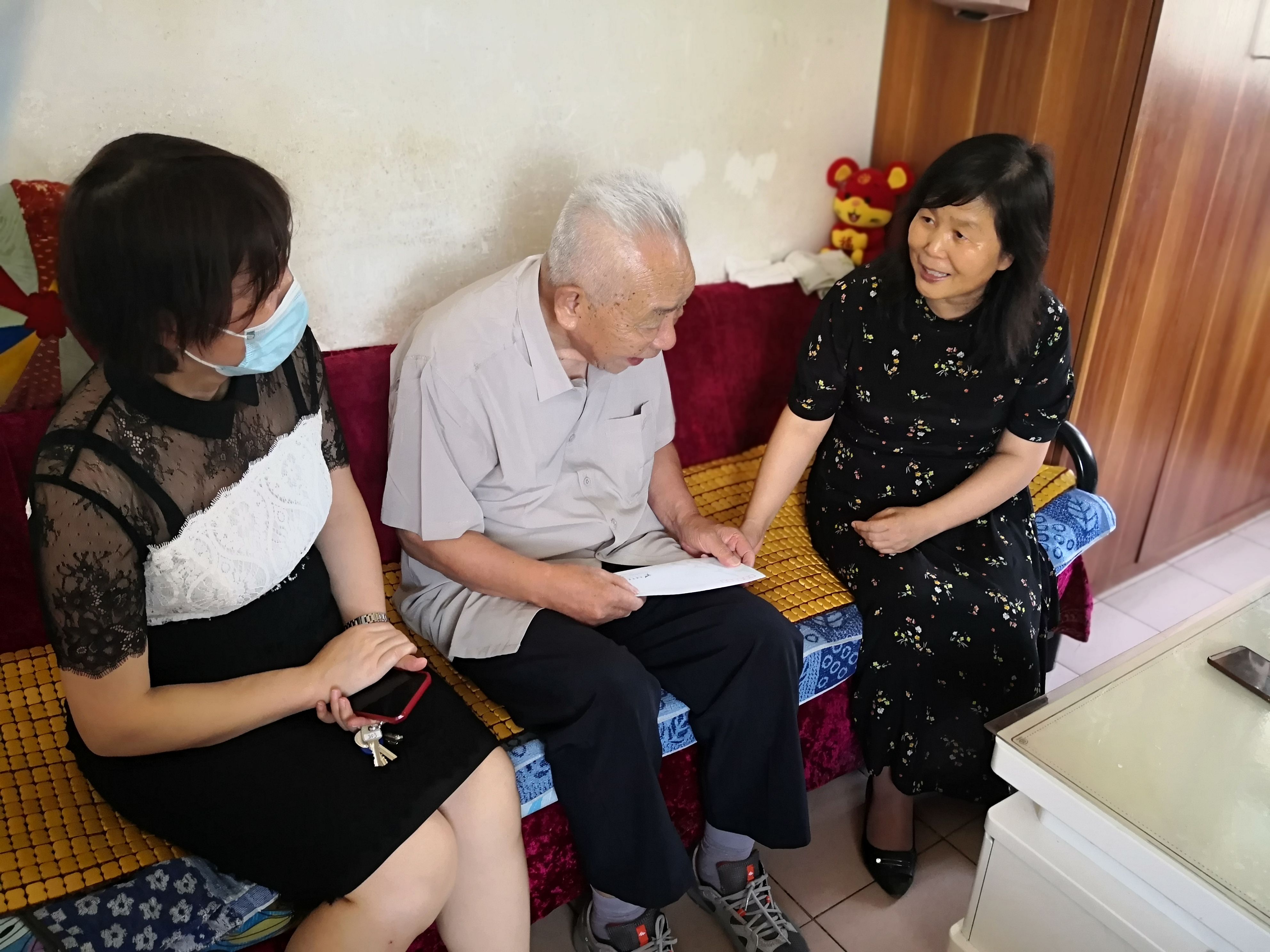 西安市第九医院“七一”走访慰问离退休党员 西安市第九医院“七一”走访慰问离退休党员