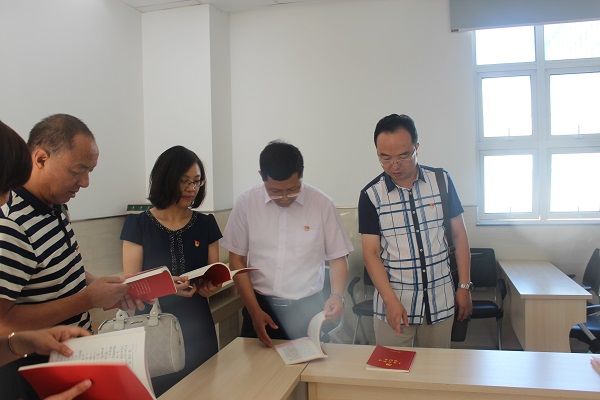 西安市第九医院党员干部学习观摩十九大和党章笔记