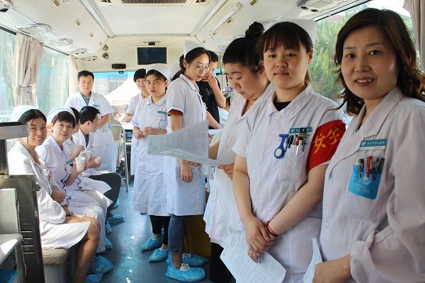 捐热血献爱心 市九院医务人员参加无偿献血活动