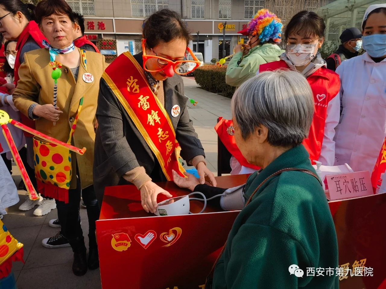 春暖三月学雷锋 志愿服务我先行——西安市第九医院开展“学雷锋”志愿活动 春暖三月学雷锋 志愿服务我先行——西安市第九医院开展“学雷锋”志愿活动