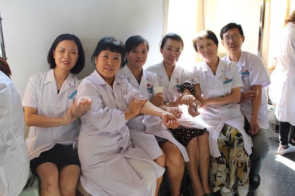 捐热血献爱心 市九院医务人员参加无偿献血活动