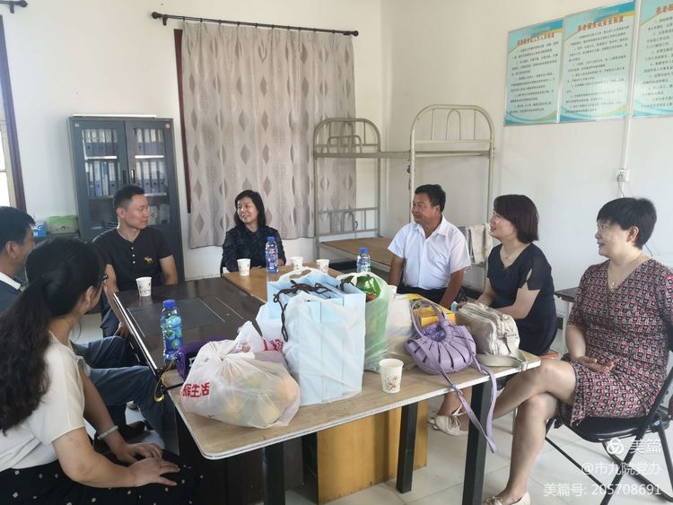 西安市第九医院党委书记郑菊贤一行看望慰问驻村干部 西安市第九医院党委书记郑菊贤一行看望慰问驻村干部