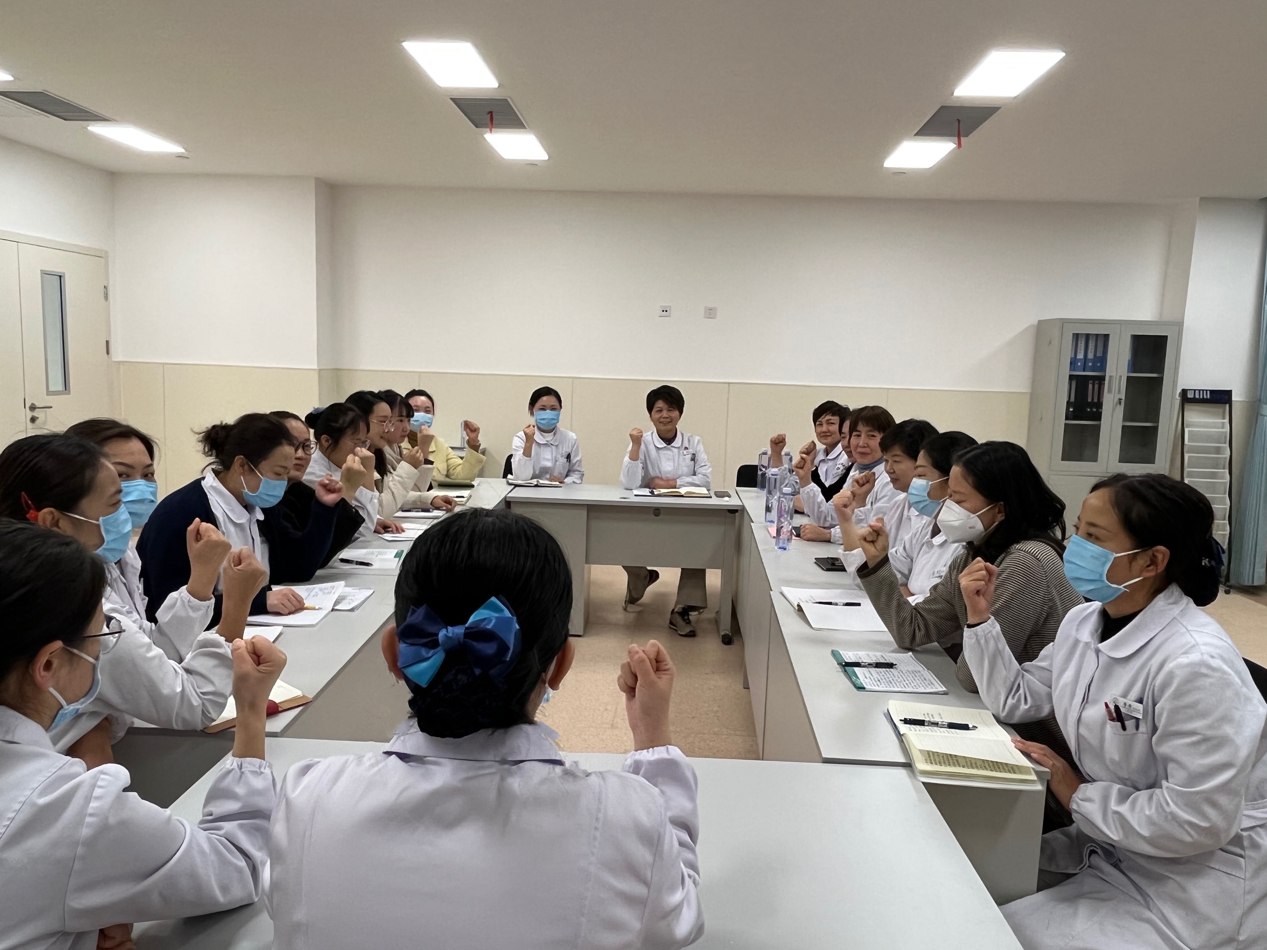 同心同向共奋进-- 消化内科护理科务会 同心同向共奋进-- 消化内科护理科务会